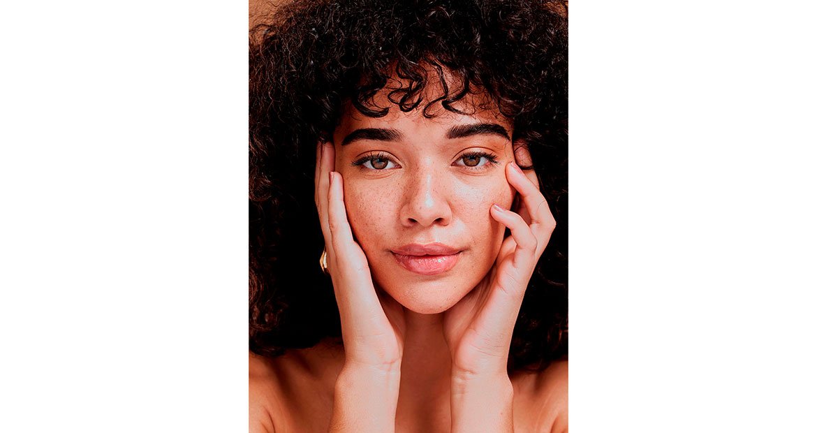 Mulher sorrindo após passar ácido retinóico